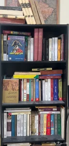 مكتبة تحتوي على أكثر من 120 كتاب متنوع